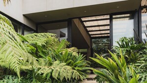 Un edificio moderno con una scala immersa nel verde.