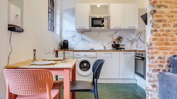 Réfrigérateur, micro-ondes, four, cafetière/bouilloire