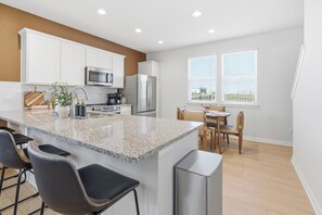 Fridge, microwave, oven, stovetop - Modern Retreat • 5mi to River & Gruene (New Braunfels)