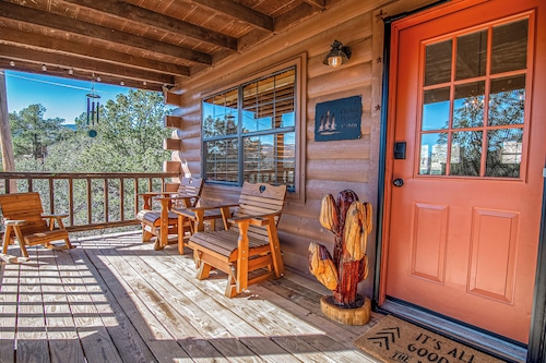 Davis Mountains Hideaway-Cactus Flower Cabin