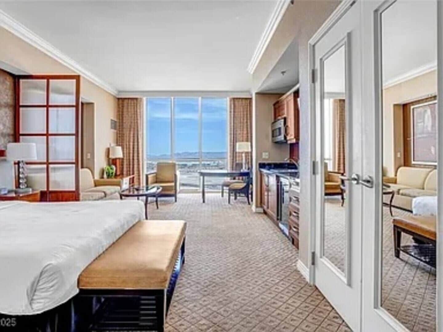 Tabla de planchar con plancha, wifi y ropa de cama 