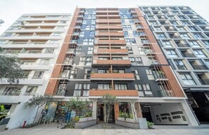 Exterior - Modern 2BR Apt for 8 +Parking | Central Miraflores (Miraflores)