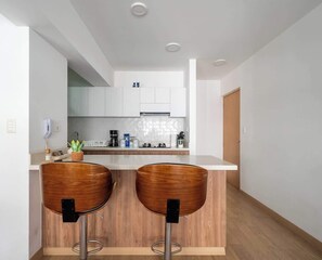 Fridge, microwave, oven, stovetop - Modern 2BR Apt for 8 +Parking | Central Miraflores (Miraflores)