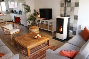 TV, fireplace - Casa Vigie I Oasis ensoleillée à La Chaume (Les Sables-d´Olonne)