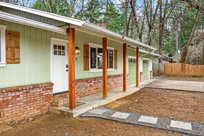 Exterior detail - Redwoods Stopover by WanderLodges (Cave Junction)