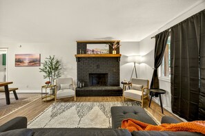 Living area - Redwoods Stopover by WanderLodges (Cave Junction)