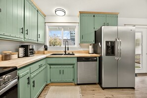 Private kitchen - Redwoods Stopover by WanderLodges (Cave Junction)