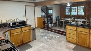 Una cocina con armarios de madera, lavavajillas y una isla central.