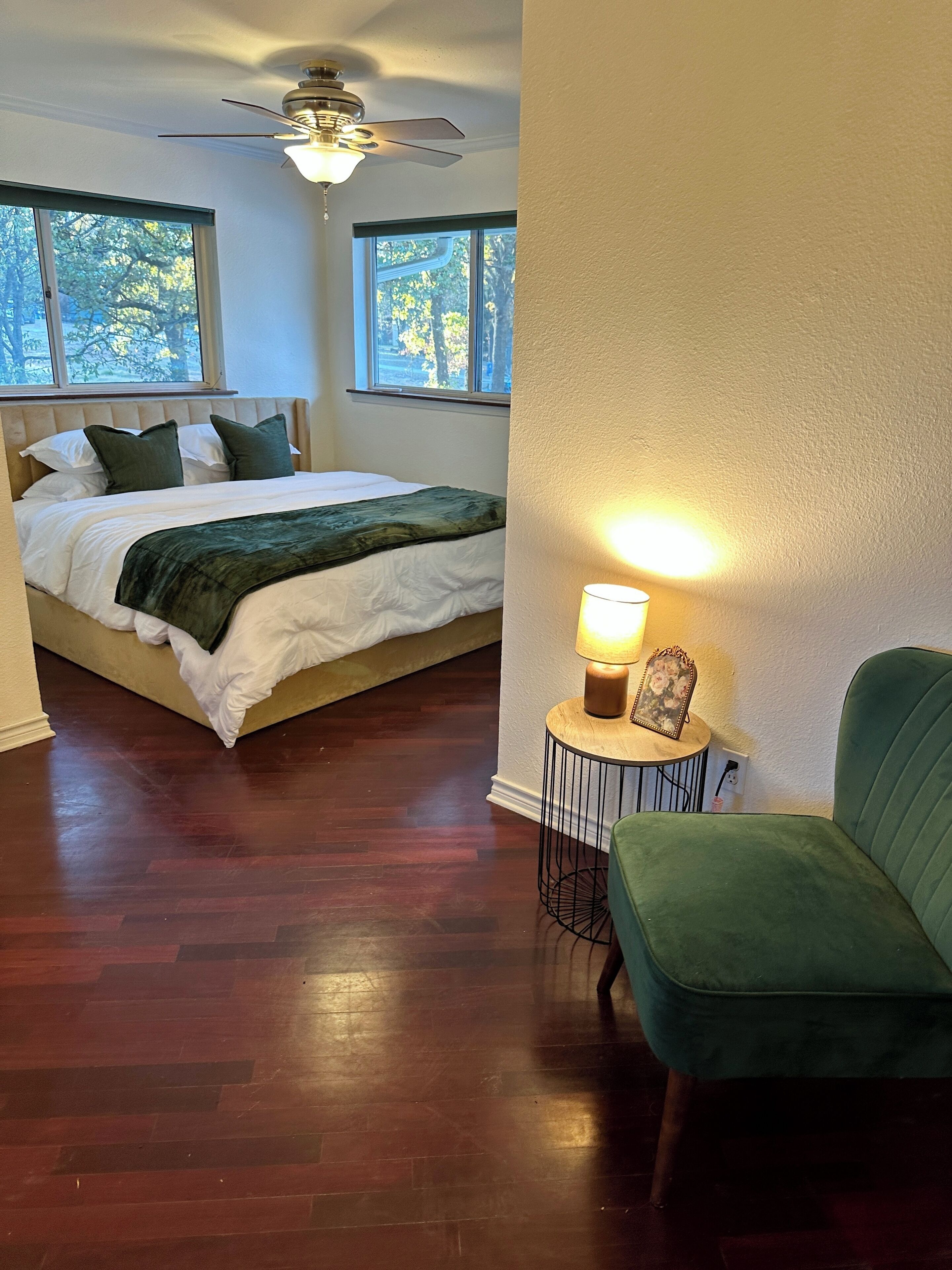 5 habitaciones, tabla de planchar con plancha, wifi y ropa de cama 