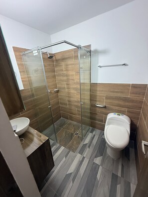 提供毛巾、番梘、廁紙