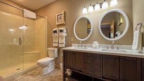 Douche, serviettes fournies, savon, papier toilette