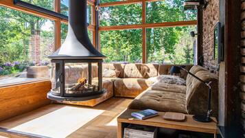 Een smart-tv, een open haard en een stereo