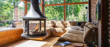 Smart-TV, Kamin, Stereoanlage