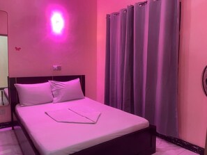 Desk, free WiFi, bed sheets - Hotel Divines Graces Residence Inn (Agblangandan)