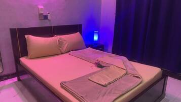 Een bureau, gratis wifi, beddengoed