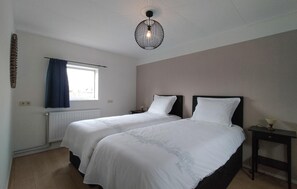 3 bedrooms, travel cot, free WiFi - Beautiful home in Volkel with WiFi (Volkel)