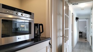 Una cocina moderna con un horno LG y una cafetera sobre la encimera.