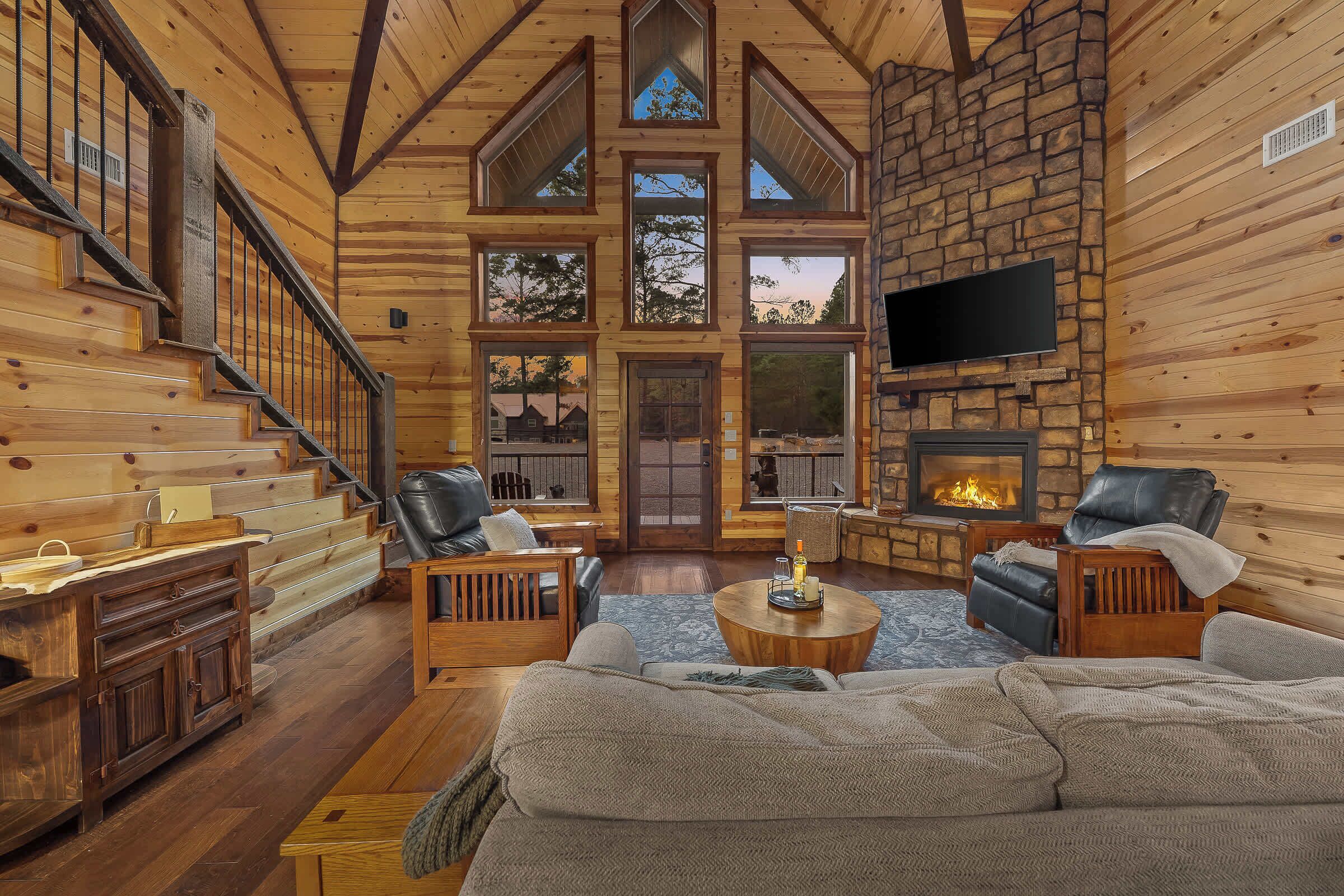 Una televisión, una chimenea, una oficina