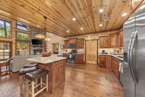 Fridge, microwave, oven, stovetop - New! Answered Prayers! Pond! Hot Tub! Sleep 22! (Broken Bow)