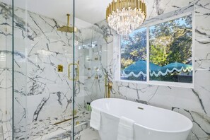 Een douche, een haardroger, handdoeken, shampoo