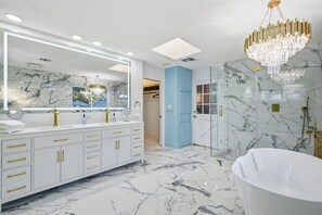 Dusche, Haartrockner, Handtücher, Shampoo