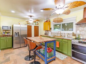 ثلاجة، ميكروويف، فرن، موقد طهي مسطح