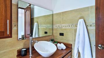 Sapone, shampoo, carta igienica