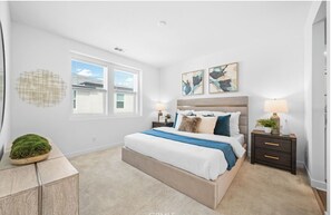 3 bedrooms, iron/ironing board, WiFi, bed sheets - WALKING DISTANCE TO D-LAND GOOFY'S GORGEOUS 3-BEDROOM HOME (Garden Grove)