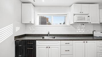 Réfrigérateur, micro-ondes, four, plaque de cuisson