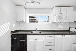 Microwave, oven, stovetop - Orchard Slope Getaway overlooking Okanagan Lake! (Lake Country)