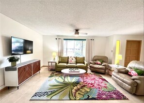 Smart TV - Charming 3-bedroom house with AC  and Heated Pool in North Fort Myers (North Fort Myers)