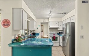 Fridge, microwave, oven, dishwasher - Charming 3-bedroom house with AC  and Heated Pool in North Fort Myers (North Fort Myers)