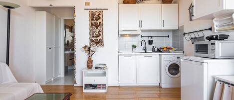 Réfrigérateur, un four, surface de cuisson