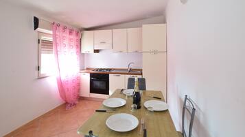 Kühlschrank, Herdplatte, Kochgeschirr/Geschirr/Besteck