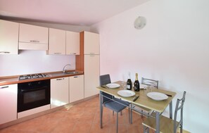 Kühlschrank, Herdplatte, Kochgeschirr/Geschirr/Besteck