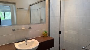 Shower - Baden 79 - Rainbow Shores (Rainbow Beach)