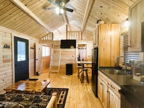 Private kitchen - Brand New Tiny Home Cabin #1 w/full kitchen, bathroom, 3 bedrooms, wifi, 2 TV (Newland)