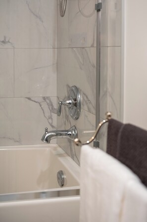 Hair dryer, towels, soap, shampoo - Quiet South Surrey 1BR Near White Rock Beach (Surrey)