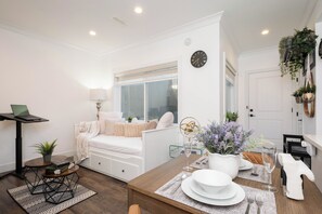 Bügeleisen/Bügelbrett, Reisekinderbett, kostenloses WLAN, Bettwäsche