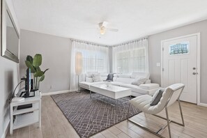 TV - Turn-Key 2BR Sarasota Oasis: Private Yard, Fully Stocked, Beaches & Downtown (Sarasota)