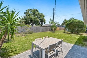 Outdoor dining - Turn-Key 2BR Sarasota Oasis:  Private Yard, Fully Stocked, Beaches & Downtown (Sarasota)