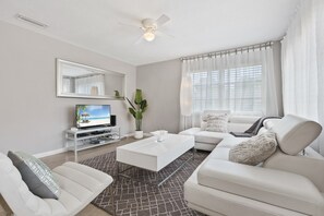TV - Turn-Key 2BR Sarasota Oasis:  Private Yard, Fully Stocked, Beaches & Downtown (Sarasota)
