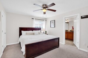 Iron/ironing board, WiFi, bed sheets - 5BR - Cozy Pool Home - Resort Close To Disney (Kissimmee)