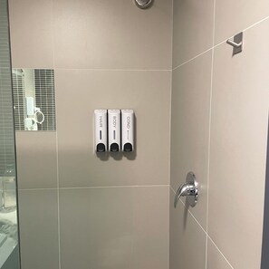 Hair dryer, towels, soap, shampoo - THE ONE BATEL 2 - Premium Flat in the heart of Batel. A new standard of sophistication. (Curitiba)