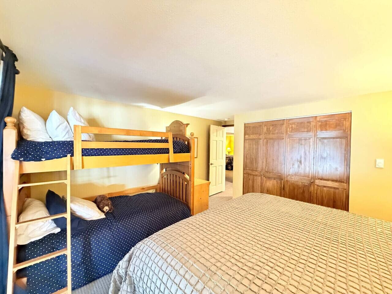 2 bedrooms, desk, iron/ironing board, WiFi
