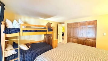 2 bedrooms, desk, iron/ironing board, WiFi