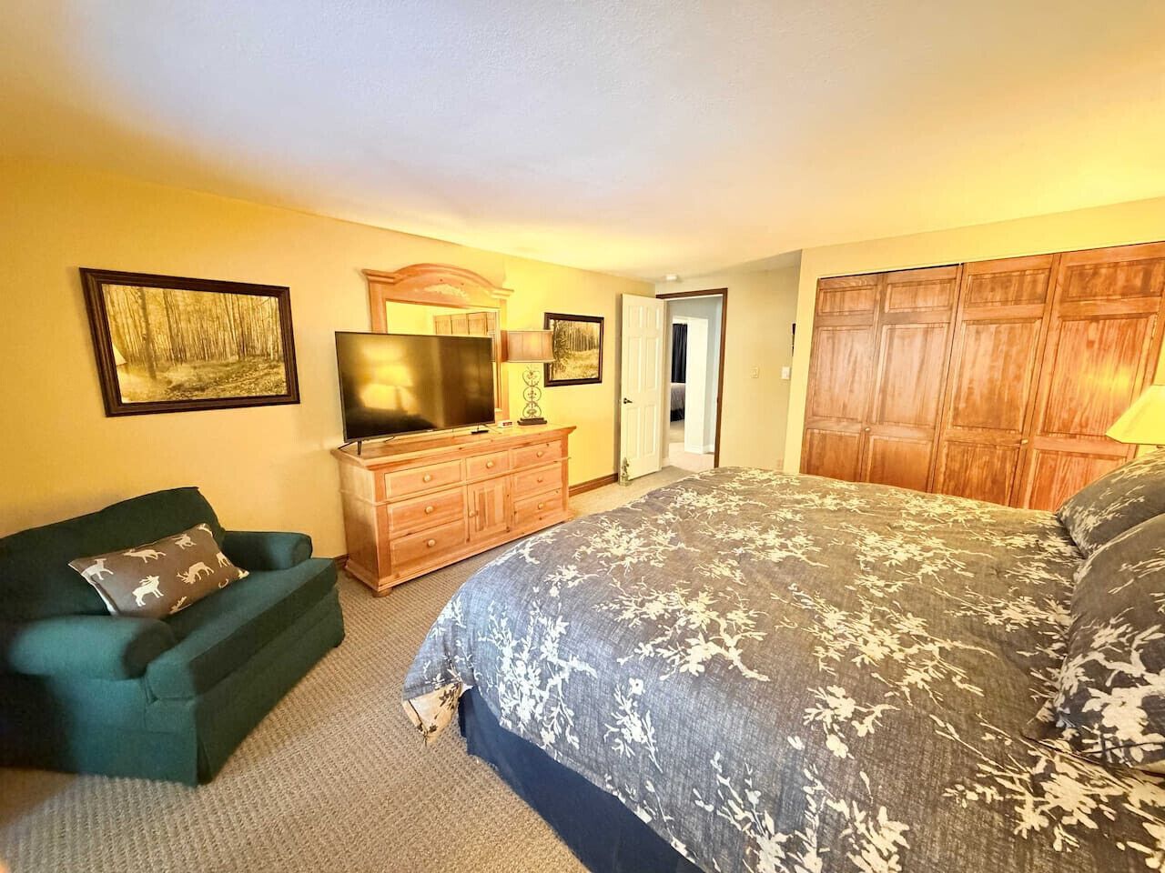 2 bedrooms, desk, iron/ironing board, WiFi