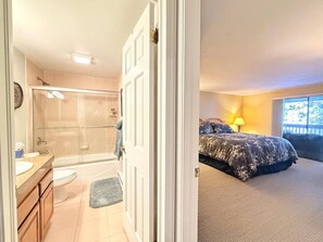 Ducha, secador de pelo, toallas, shampoo