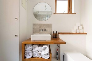 Shower, towels - Modern 1BDR Near Stratford Station and Westfield (Greater London)
