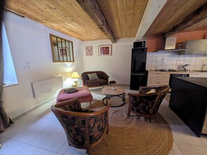 Living area - Renovated house, pets welcome and fenced garden (Ercé)